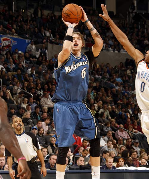 湖人队抉择遭遇分歧，詹姆斯或回归骑士成最佳选择